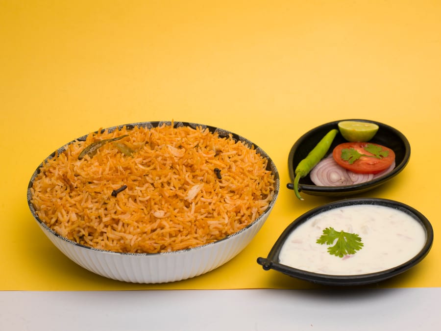 Veg Biryani (Raita+Garlic+Curry+Salad)