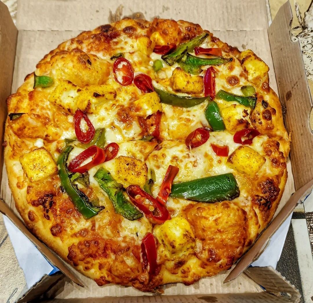 Chilli paneer pizza 