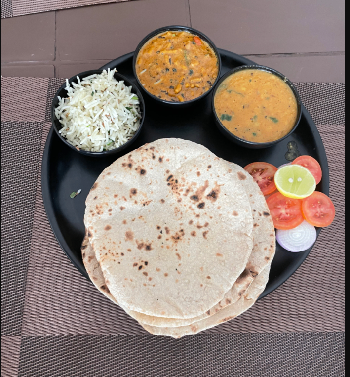 दाल + चावल + 4 रोटी ( butter) + 	 सेव टमाटर + सलाद