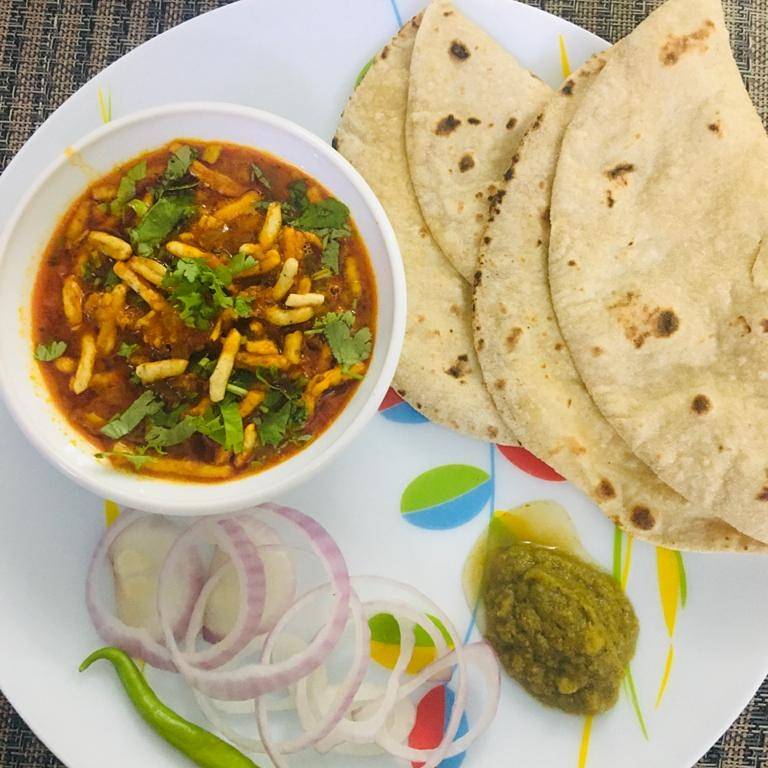 सेव टमाटर + 4 तंदूरी रोटी + सलाद