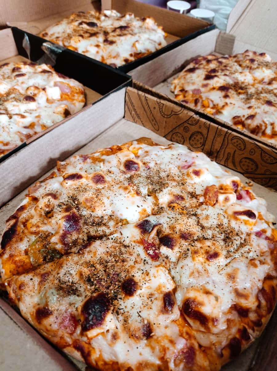 Cheese burst pizza
