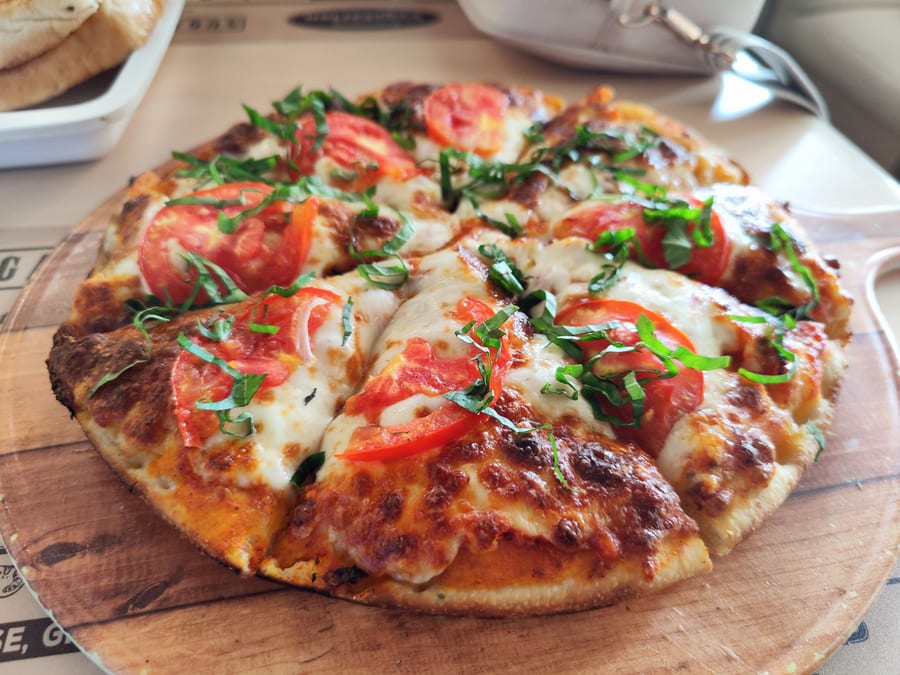 Pescicum cheese pizza
