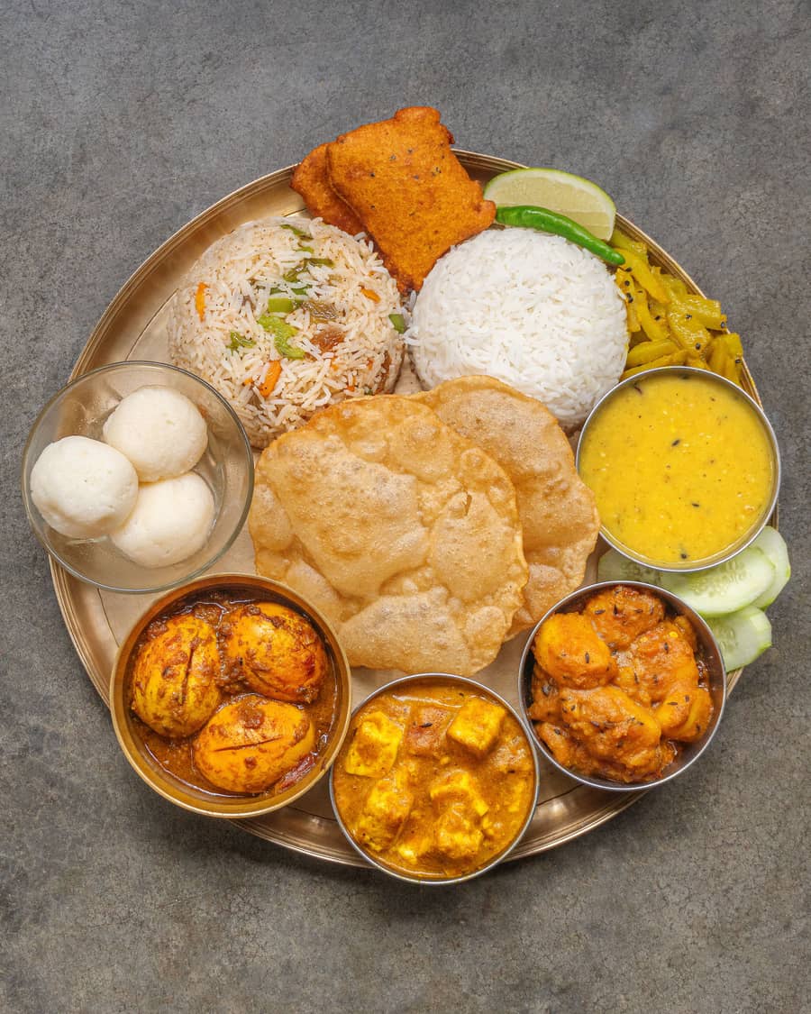 स्पेशल थाली (दाल-चावल, पनीर, आलू सेवटमाटर, पापड़, रोटी, सलाद, गुलाब जामुन)