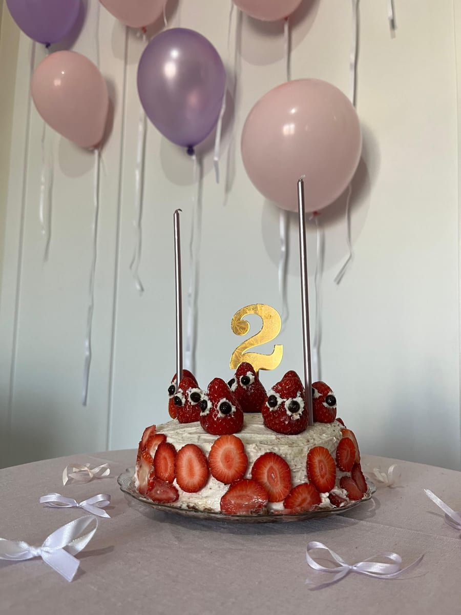 Strawberry Cake (2 Pound)