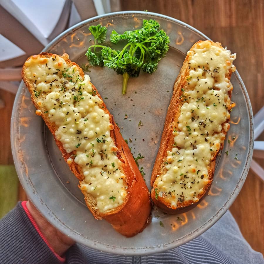 CLASSIC GARLIC BREAD