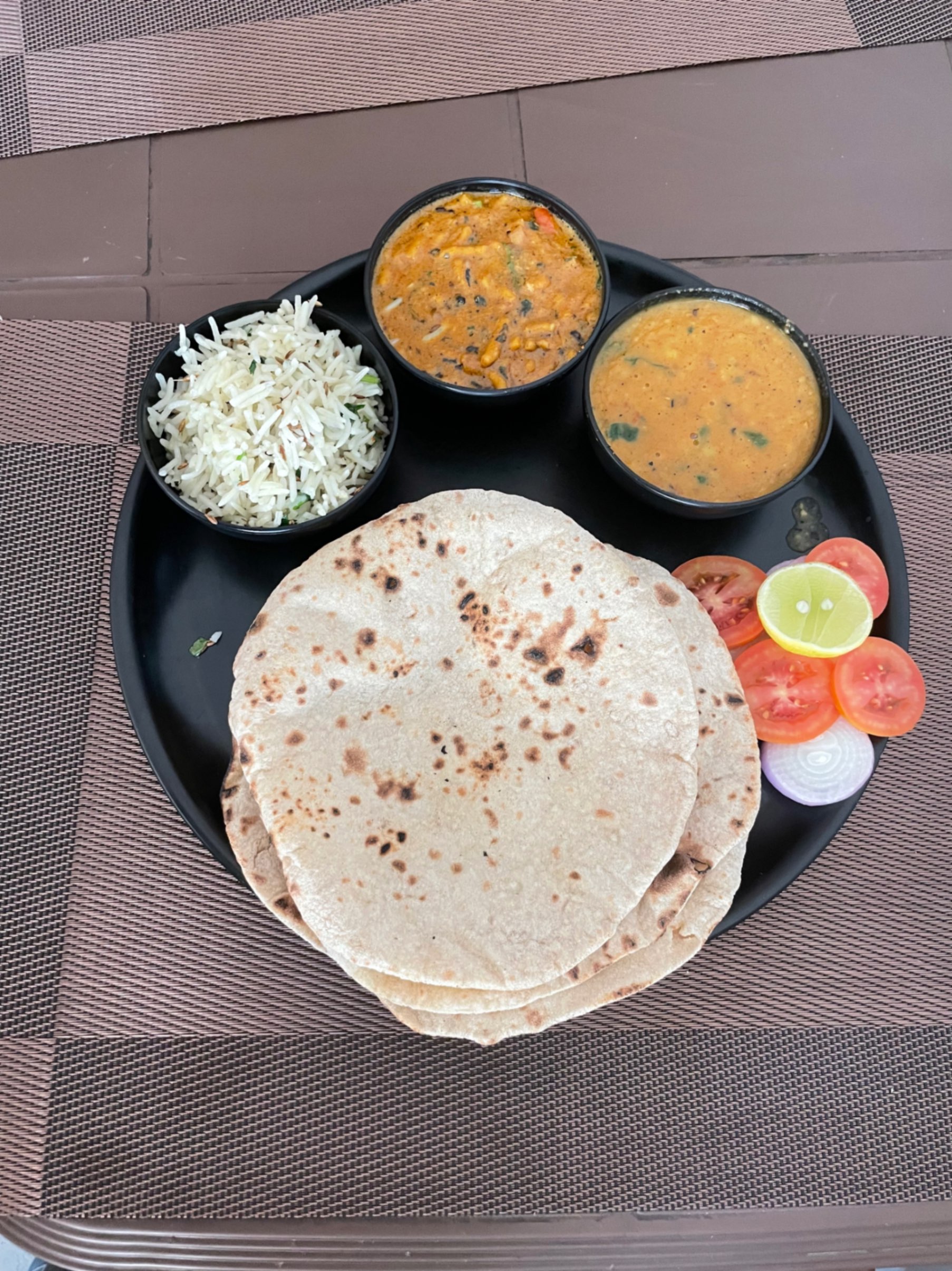 दाल+चावल +5 रोटी +सेव टमाटर+ सलाद