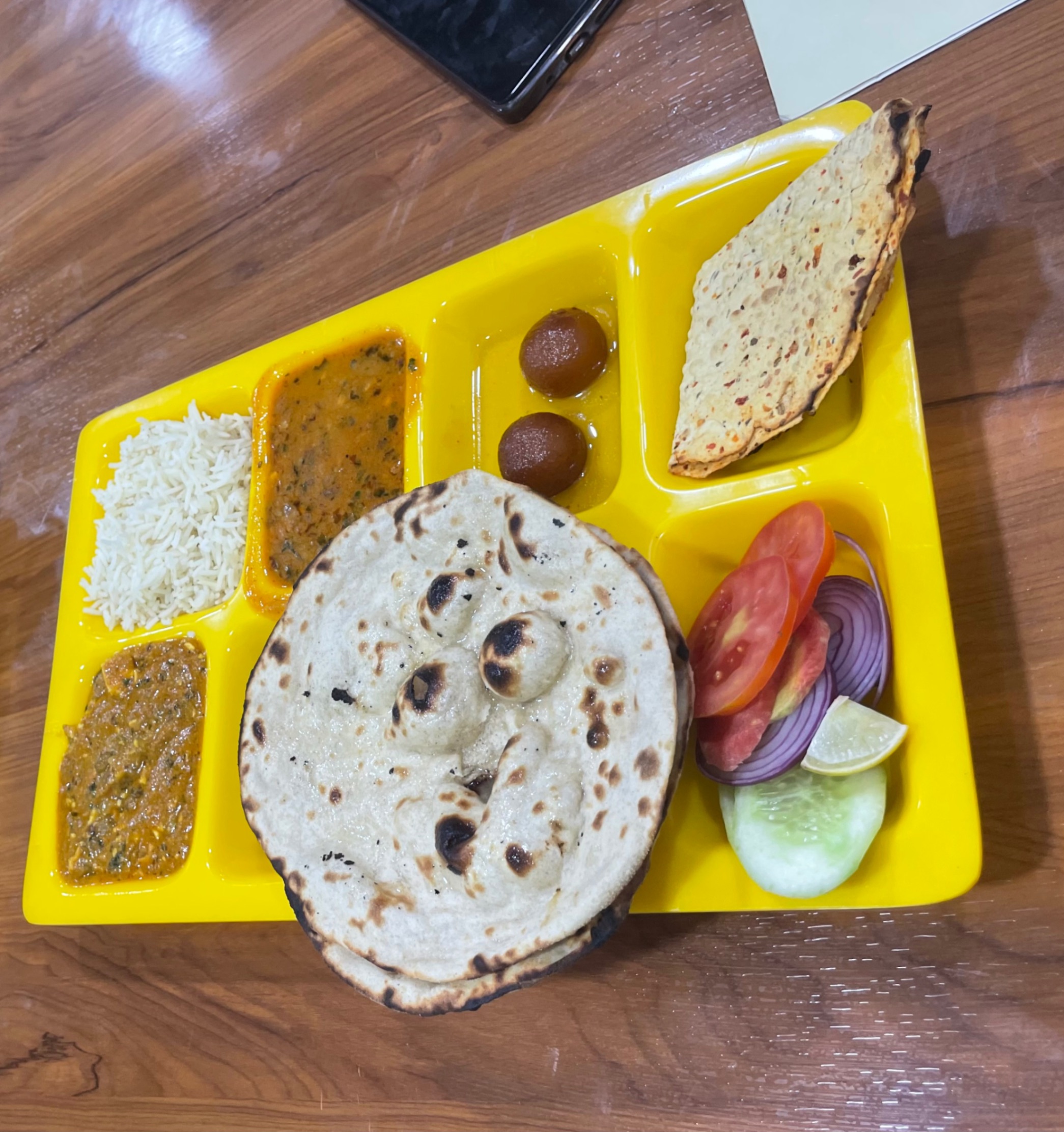 दाल+चावल + 5 तंदूरी/तवा रोटी + मटर पनीर +2 मिठाई +पापड़+ सलाद
